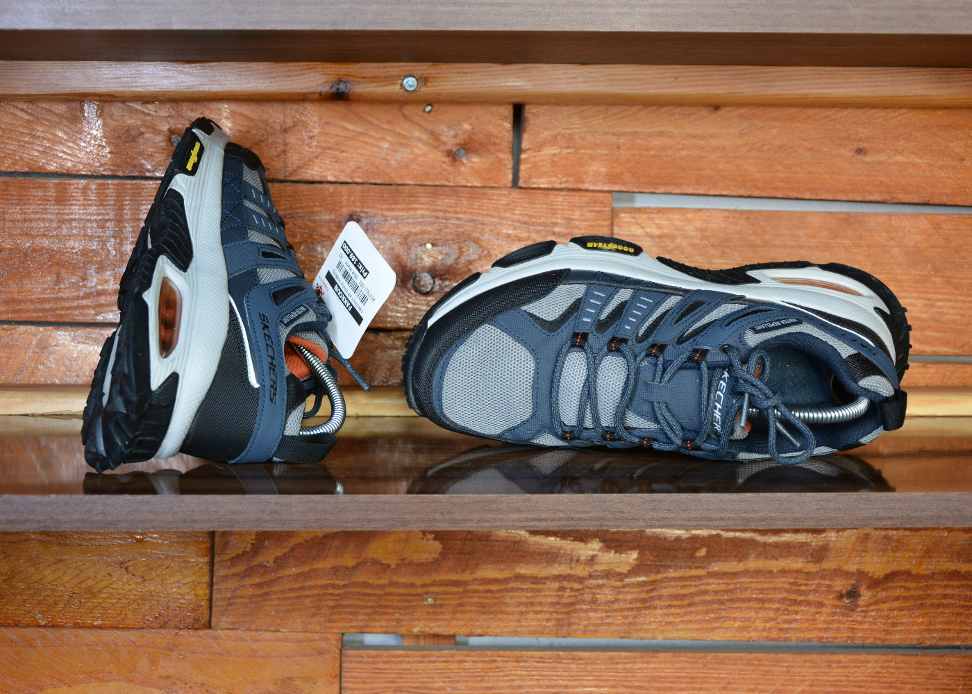 Skechers air envoy walking