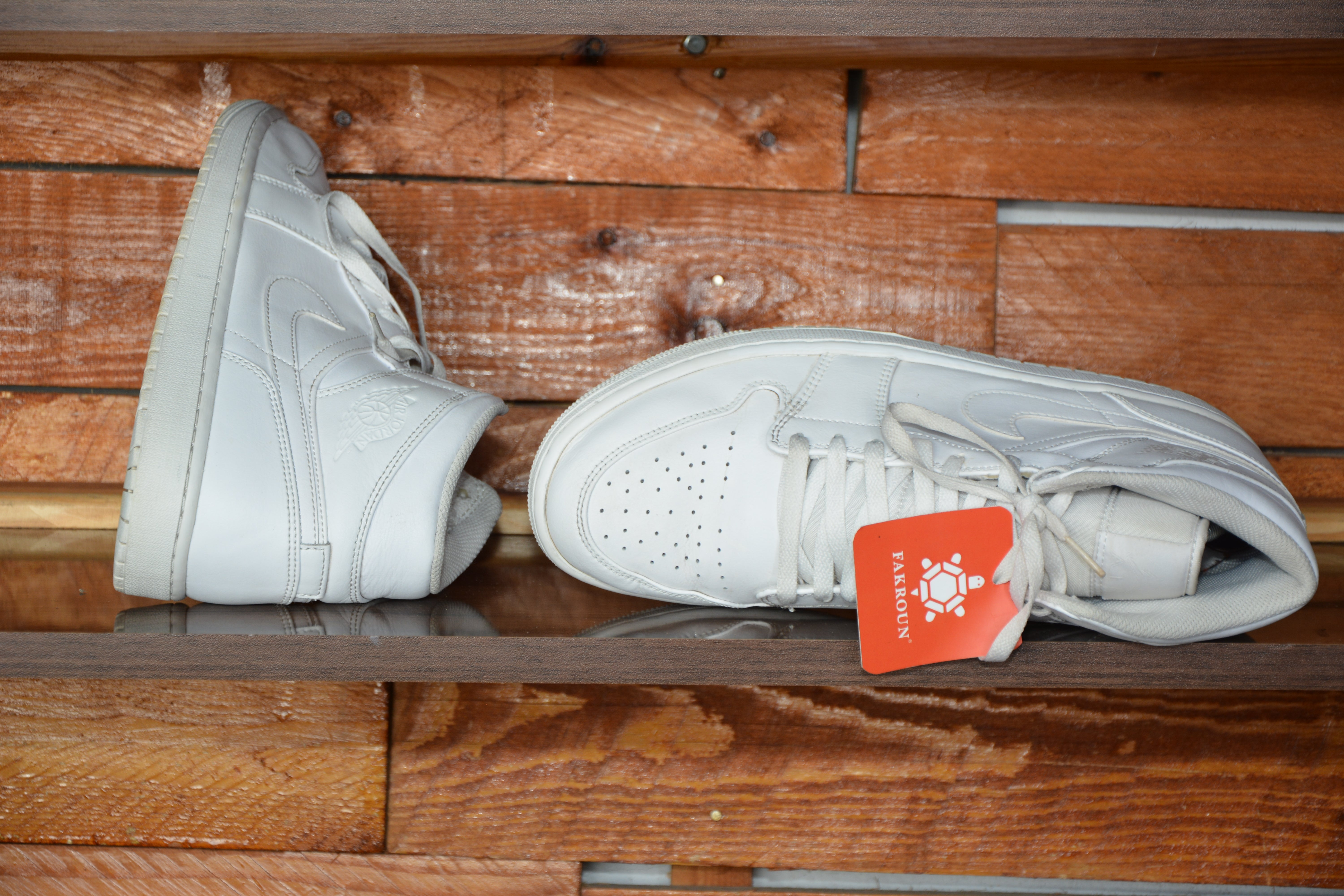 Nike air jordan 1 mid triple white