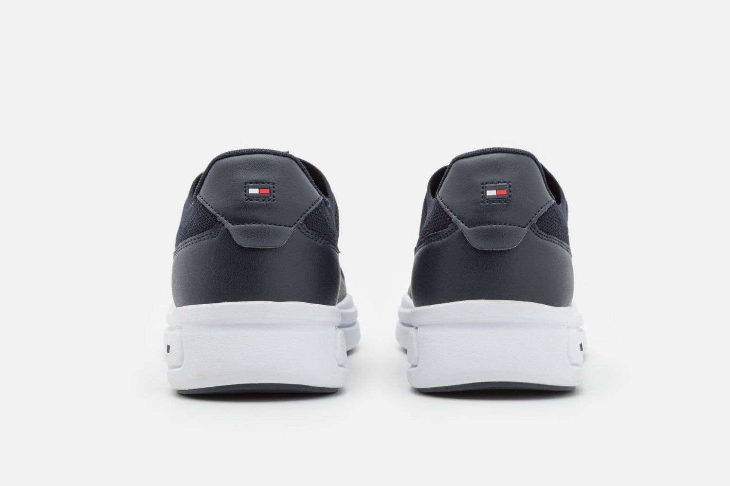 Tommy Hilfiger
PREMIUM LIGHTWEIGHT RUNNER